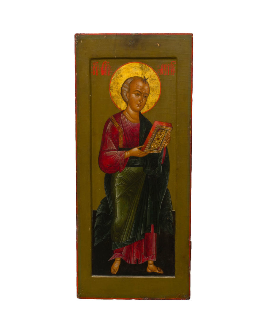 L'apostolo è raffigurato su un fondo di color oliva, si presenta in piedi, girato di tre quarti, in atteggiamento di preghiera, con in mano il Vangelo chiuso, riccamente ornato di perle e di gemme. Secondo il canone dell'iconografia orientale Tommaso si presenta giovane e imberbe, con tradizionali vesti degli apostoli: una tunica rossa ed un mantello verde. Il drappeggio delle vesti è rappresentato con dei colori complementari. La luminosità del suo volto è messa in risalto attraverso delle lumeggiature sulla fronte, sugli zigomi, sul mento e sul collo. La maniera pittorica dell'icona indica una stretta osservanza delle antiche tradizioni e del canone iconografico e stilistico.