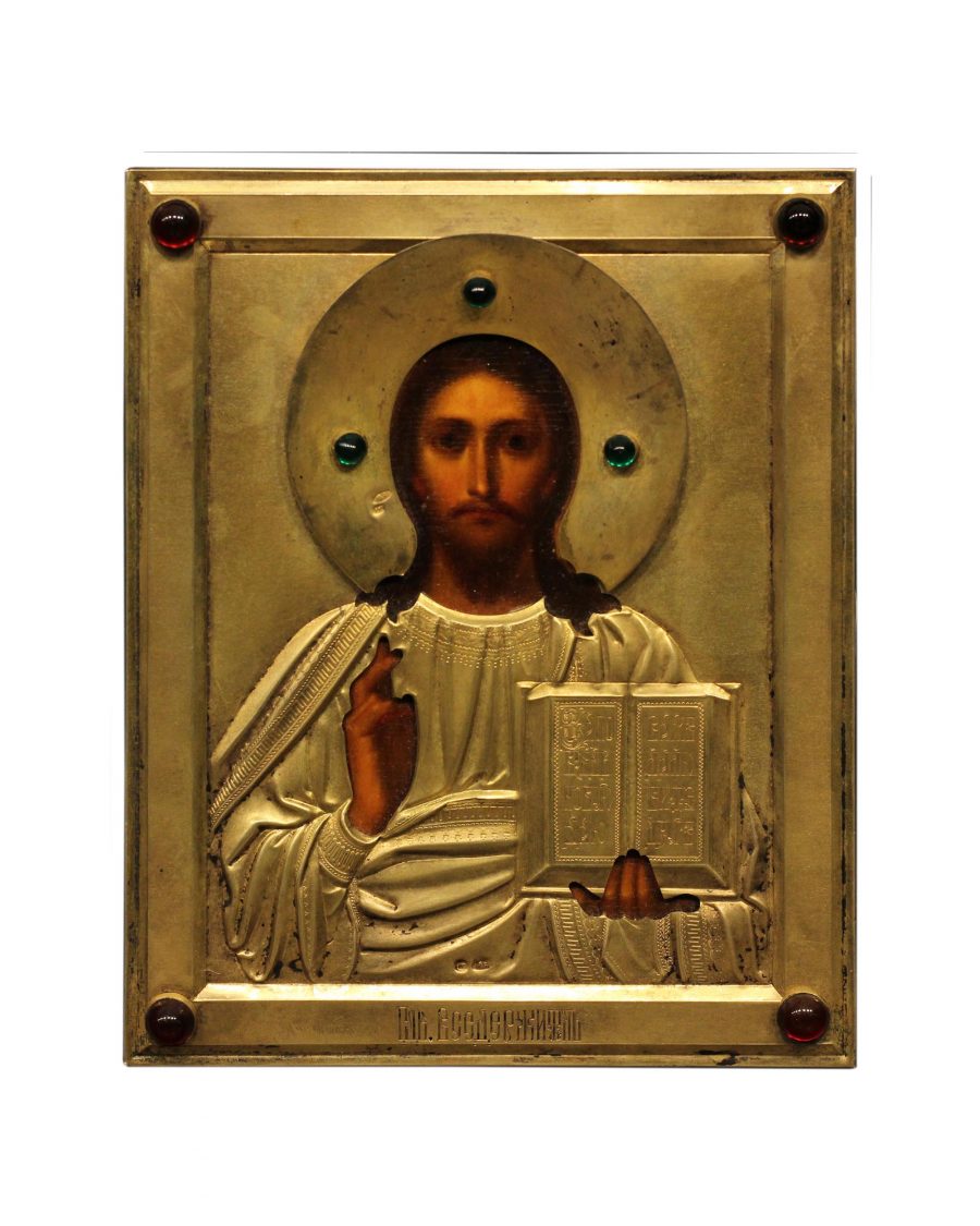 La raffigurazione di Cristo appartiene al tipo iconografico Pantocratore, il più diffuso e denso di significati. Caratteristiche principali del Pantocratore sono la posizione frontale, la mano destra benedicente e la sinistra che regge il Vangelo. II termine «Pantocratore» risale alla traduzione greca dell'Antico Testamento, eseguita nel IlI-lI secolo a.C., la cosiddetta Septuaginta, Bibbia dei Settanta. Con questo termine gli interpreti tradussero la parola ebraica «Sabaoth» (Signore degli eserciti). Questo titolo, attribuito inizialmente a Dio Padre, venne esteso in seguito anche a Cristo la consustanzialità della prima e della seconda ipostasi della Trinità.