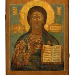 II tipo iconografico in esame ricalca le opere greche del XIV sec., importate nella Rus' da Costantinopoli, che si rifacevano all'effigie miracolosa - probabilmente un mosaico - collocata sulla Porta di bronzo del palazzo imperiale (detta Chalke), e dalla distruzione della quale era iniziata la lotta iconoclasta. Quest'icona era il simbolo e il palladio dell'imperatore bizantino, e la sua tipologia iconografica fu introdotta nella Rus' con l'apparire di metropoliti greci a Mosca: l'opera più antica che conosciamo si trova nella cattedrale della Dormizione nel Cremlino. La raffigurazione del Salvatore a mezzo busto, che concentra tutta l'espressività nello sguardo, è estremamente essenziale, sottolinea il rapporto di preghiera e di immedesimazione tra Cristo e i fedeli; la laconicità della maniera pittorica, il senso grafico e il gusto del colore conferiscono all'icona una grande intensità e forza spirituale.