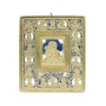 La Madonna "dalle tre mani" rientra nella nutrita schiera di immagini mariane che nel XVII secolo l'iconografia russa assimilò da quella greco-orientale, e in particolare dal Monte Athos. Sotto l'aspetto compositivo, l'immagine riprende lo schema dell'Odigitria in una variante speculare: la Vergine infatti sorregge il bambino con la destra, e non con la sinistra. Il particolare che definisce la tipologia di questo modulo mariano - la terza mano - si realizza diversamente nelle varie copie. Talvolta infatti, rapportandosi alla leggenda di S. Giovanni Damasceno, gli iconografi dipingevano la terza mano in oro o in argento, oppure applicavano direttamente alla tavola una mano in metallo prezioso, come un autentico ex-voto. Ma spesso, soprattutto dal XVIII secolo, appaiono immagini legate alla seconda leggenda, in cui la mano viene dipinta realisticamente, come appartenente alla Madonna. Ai margini dell’icona, in medaglioni circondati da una vegetazione rampicante sul bordo superiore, appare la Deesis: al centro Cristo, ai suoi lati, secondo la tradizione, la Madre di Dio e Giovanni Battista, gli arcangeli Michele e Gabriele. Sui bordi laterali, in coppia sempre partendo sa sinistra: i santi Pietro e Paolo, più sotto Basilio il Grande e Gregorio di Nazianzo, Giovanni Crisostomo e san Nicola ( due coppie di santi vescovi); ancora più sotto san Giorgio e san Demetrio (guerrieri - martiri). Infine, sul bordo inferiore, al centro troviamo la raffigurazione dell'angelo custode con la croce a otto punte; ai Iati, san Giovanni evangelista e l'apostolo Andrea, «il primo chiamato», e i santi Zosima e Sawatij, fondatori del monastero delle Solovki.
