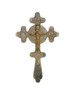 Croce in metallo lavorata con dettagli intricati, rappresentando un simbolo duraturo di fede e speranza.