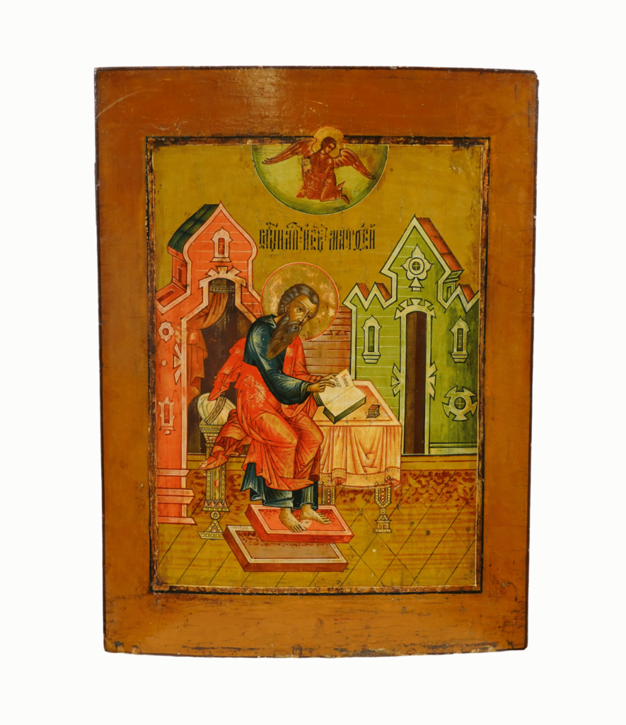Icona russa Evangelista Matteo, Mosca inizio XIX secolo: santo seduto che scrive con leggio, pedana e angelo nel clipeo, tempera su tavola 44×33 cm
