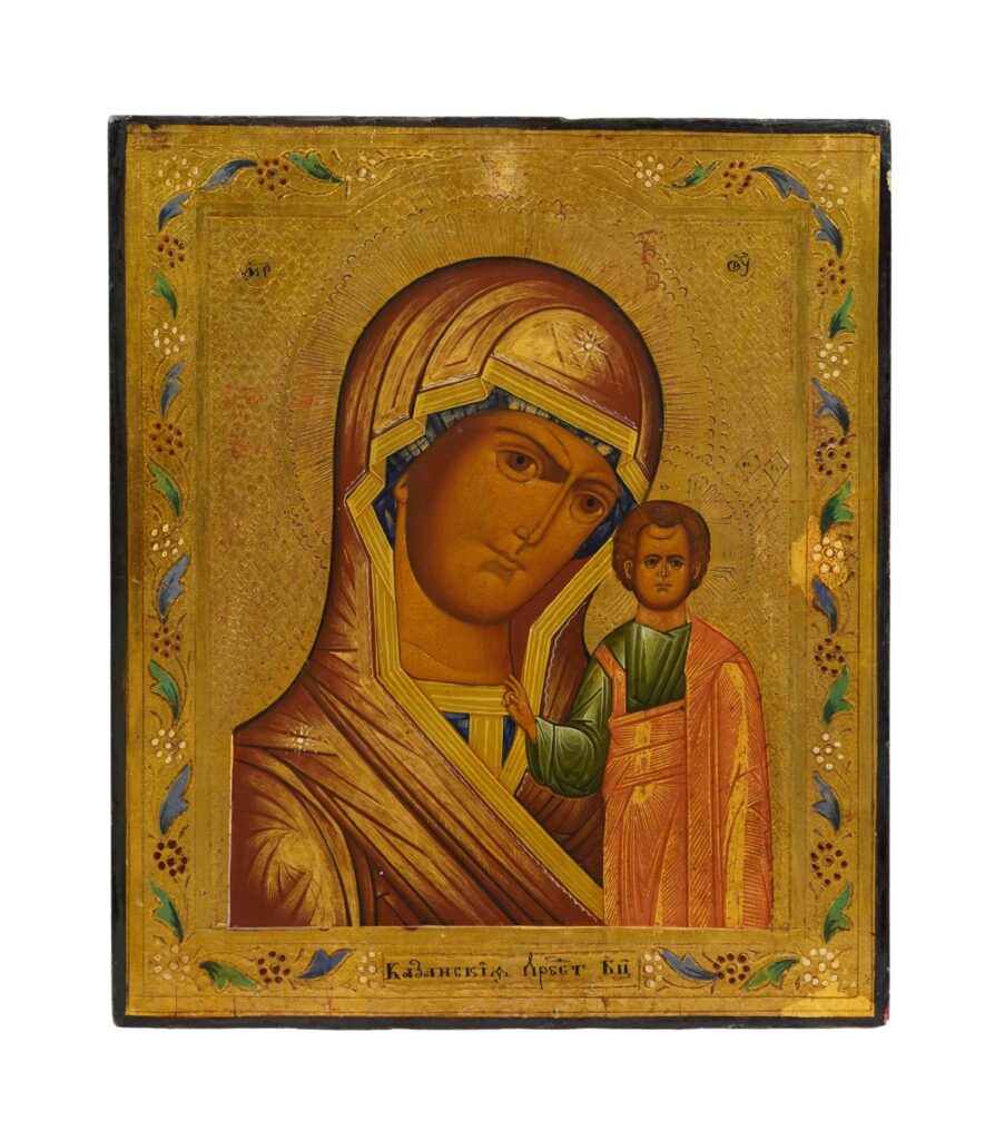 Icona russa Madre di Dio di Kazan', XIX sec., con fondo dorato e dettagli in rilievo, simbolo della tradizione ortodossa e dell'arte sacra russa.